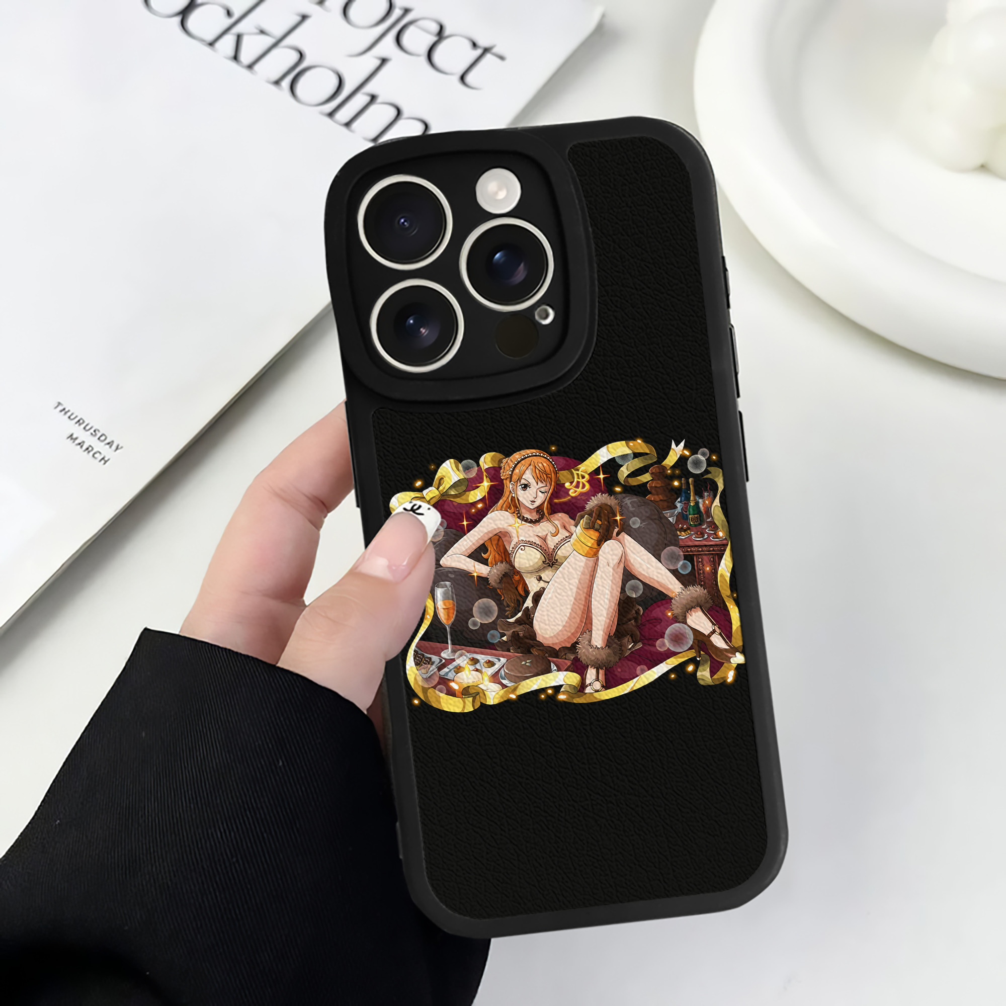 （画像用） ワンピース ナミ ONE PIECE Nami 【iPhone 16シリーズ対応】シリコンスマホケース（レザー調） 材質：シリコン